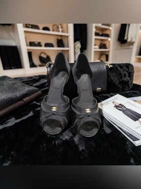 Chanel Authentic LUXURY CLASSIC RARE Black Satin Pumps/Shoes w/Original Box